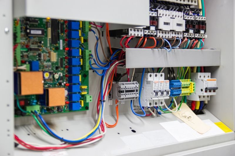Diagrama elétrico com símbolos técnicos